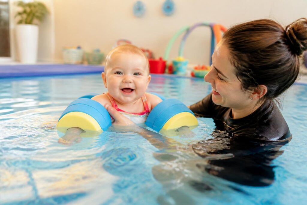 découvrez les bienfaits des cours de natation pour bébé nageurs et nos conseils pratiques pour bien commencer les premiers cours en toute sécurité et plaisir.