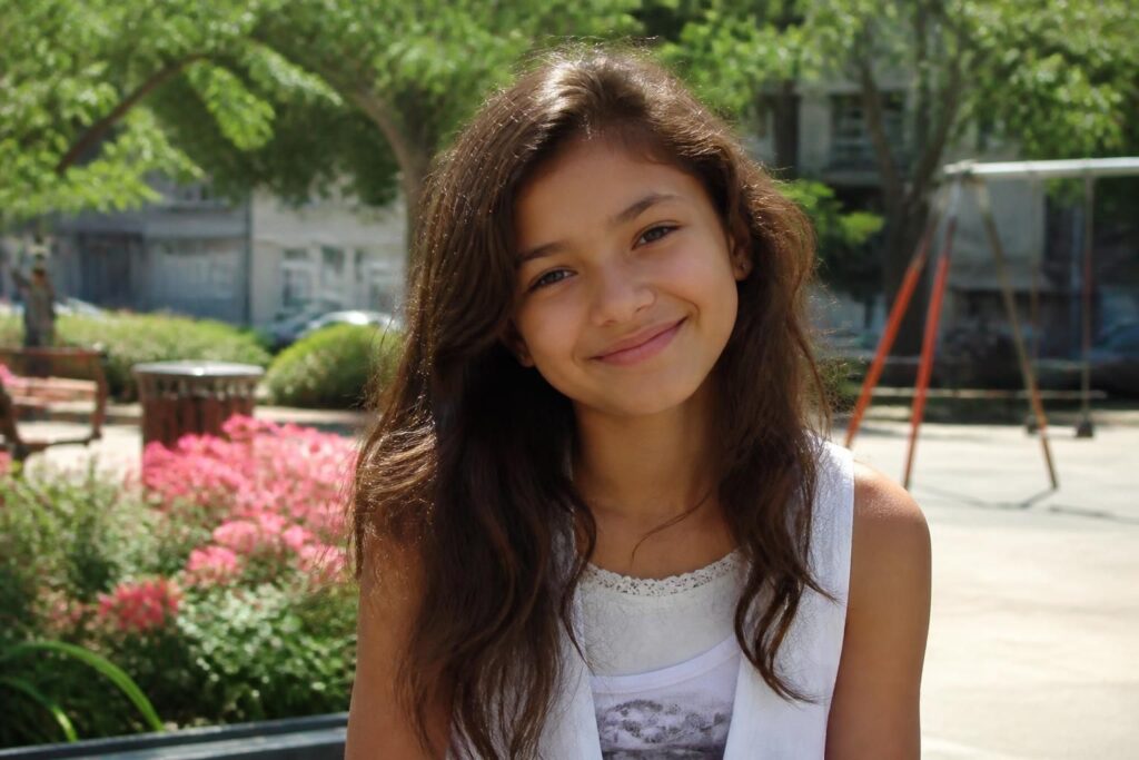 découvrez la jeunesse de zendaya, ses débuts et son enfance avant qu'elle ne devienne une star internationale.
